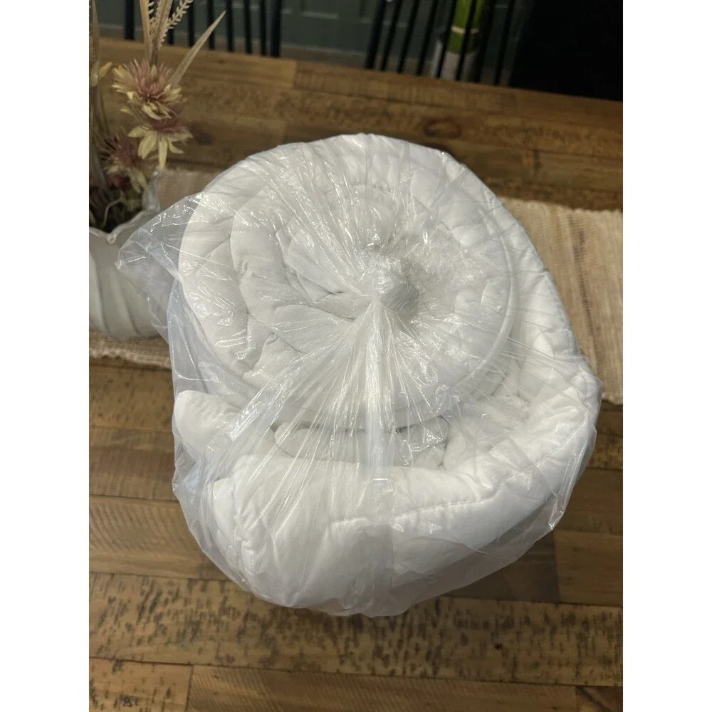 Room Essentials All Season Down Alternative Machine Washable Queen Comforter